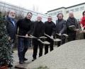 Bild: Wolfgang Steinbacher
Offizieller Baubeginn ist mit einem Spatenstich: Am Mittwoch griffen OB Michael Cerny (Achter von links), Schulleiterin Marion Weigl (Siebte von links) und einige Stadträte symbolisch zum Werkzeug.