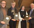 Bild: jr
Die ersten Exemplare eines Findbuchs erhielten (von links) Bürgermeister Bernd Sommer, Dr. Maria Sagstetter und Äbtissin Laetitia Fech von Dr. Peter Pfister überreicht.