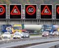 Bild: Hauke-Christian Dittrich/dpa
Nur Tempo 60, verengte Fahrspuren: Die Fahrt durch Autobahn-Baustellen stresst viele.