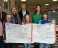 Bild: dob
660 Euro kamen beim Adventskonzert der Realschule in der katholischen Stadtpfarrkirche zusammen. Jetzt haben Schüler und die Lehrerinnen Simone Hauer-Näger (links) und Stephanie Ebner-Rebl (hinter Reihe, rechts) das Geld an die Kinderkrebshilfe in der Region Oberpfalz Nord und an das Spendenkonto "Hilfe für Renate" weitergereicht. Direktor Andreas Meier (hinten, links) freut sich über die gute Tat.