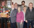 Bild: weu
Die Familie, Bürgermeister Heinz Weigl (Zweiter von links) und viele Vereinsvorsitzende gratulierten Hans Markgraf (Mitte) zu seinem 85. Geburtstag.