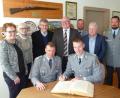 Bild: Portner
Oberstleutnant Christoph Huber (links) und der neue Kommandeur Andreas Bleek tragen sich in das Goldene Buch ein. Bürgermeister Heinz Weigl (Mitte) und seine Stellvertreter Christa Zapf (Zweite von links) und Peter Forster (Zweiter von rechts) sowie Barbara Ruhland und Josef Lohrer von den Stadtratsfraktionen schauen dabei über die Schulter, sowie auch Oberstabsfeldwebel Lars Piller (rechts) und Oberleutnant Steven Bussemer.