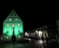 Bild: mor
In grünem Licht wIn grünem Licht wird am Sonntag, dem „St. Patricks Day“, das Rathaus erleuchten. Bürgermeister Edgar Knobloch und Stadtelektriker Manuel Baack (rechts) begutachten beim Probelauf das Lichtspektakel.