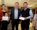 Bild: Hirsch
Vertreter der Fairtrade-Steuerungsgruppe überreichten Spenden an Veronika Peters (Zweite von links) und Alfredo Malikoski (Zweiter von rechts).