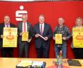 Bild: ref
Bei der Präsentation des Landkreislaufes 2019 (von links): Robert Graf (Leiter der Sportförderung des Landkreises), Sparkassen-Vorstand Alexander Düssil, Landrat Richard Reisinger, Streckenchef Erich Dömel und Christina Rösl, Sportbeauftragte am Landratsamt.