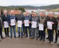Bild: dl
Ludwig Dirscherl, Josef Gazinski, Heribert Gissibl, Walter Preis, Klaus Reimer, Dieter Sturm und Sebastian Wellnhofer wurden mit einer großen Urkunde für 40 Jahre Mitgliedschaft geehrt (vorne von links). Benedikt Bäumler (15), Dieter Wild und Jakob Weindler sind 25 Jahre im Verein (hinten). Der Präsident des Oberpfälzer Fischereiverbandes Hans Holler (links), Zweite Bürgermeisterin Margit Reichl und die beiden Vorsitzenden (von rechts) gratulierten.
