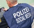Symbolbild: Swen Pförtner/dpa
Auch die Polizei ist inzwischen in den sozialen Netzwerken wie Facebook, Twitter oder Instagram aktiv. Sie warnt davor, dort Fotos oder Aufrufe zu veröffentlichen, in denen jemand verdächtigt, beschuldigt, gesucht oder diffamiert wird.