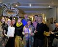 Bild: twi
25 Jahre B14: Hausbesitzer Gerhard Bäumler, B-14-Leiterin Stefanie Riermeier, die Servicekräfte Katharina und Wolfi, Hannah und Volker Schirmer, Geschäftsführerin Sandra Loew, Werkstattleiter Florian Dotzler und Künstler Klaus Kuran eröffneten die Jubiläumstage.