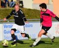 Bild: Schrems
Der Tirschenreuther Andreas Gradl (rechts) verfolgt einen Gegenspieler. Er und seine FC-Mitspieler haben nach einem 0:4 zuletzt am Sonntag in Kasendorf etwas gutzumachen.