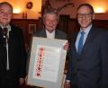 Bild: kro
Robert Treml (Mitte) wurde zum Ehrenvorsitzenden des Gerwig-Kreises ernannt. Dazu gratulierten 2. Vorsitzender Gerhard Paintner (links) und Bürgermeister Bernd Sommer.