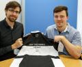 Bild: Hösamer
André Diermeier (links) und Andreas Huf zeigen stolz das Trikot der E-Sport-Abteilung. Wenn die Crowdfunding-Kampagne Erfolg hat, kann die Sparte gegründet werden.