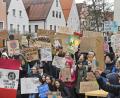 Bild: Petra Hartl
Rund 250 Teilnehmer trotzen dem Regen bei der Schülerdemo "Fridays for Future" in Weiden vor dem Alten Rathaus.