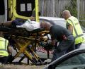 Bild:  Mark Baker/AP/dpa
Neuseeland, Christchurch: Rettungskräfte kümmern sich außerhalb einer Moschee um eine Person. In einer Moschee der neuseeländischen Stadt hat ein unbekannter Schütze das Feuer eröffnet und mindestens 49 Menschen getötet.