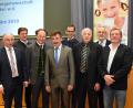 Bild: bgm
Vorsitzender Manfred Venzl (Vierter von links) und Geschäftsführer Hans Winter (Zweiter von rechts) begrüßen in der Mitgliederversammlung der MEG stellvertretenden Landrat Albert Nickl (von links), AELF-Chef Reinhold Witt, René Guhl und Georg Müller von der Molkerei, Stadtrat Josef Gebhardt und BBV-Kreisobmann Josef Fütterer.