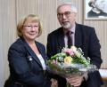 Bild: Thomas Dobler
Bürgermeister Manfred Rodde gratulierte der ersten Seniorenbeauftragten des Marktes Schwarzenfeld, Gabi Beck, mit einem Blumenstrauß.