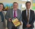 Bild: jr
Neuestes Unterrichtsmaterial übergab Werner Ott (Mitte), Obermeister der Bauinnung, an das Staatliche Schulamt mit Schulamtsdirektor Rudolf Kunz und Schulrätin Martina Puff an der Spitze. Die Mappen werden an alle Mittelschulen im Landkreis weiterverteilt. Auch die Grundschulen erhalten demnächst neues Lehrmaterial von der Bauinnung.