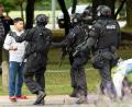 Bild: Martin Hunter
Spezialkräfte der Polizei sichern den Tatort. Foto: Martin Hunter/SNPA