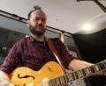 Bild: Kunz
Storyteller Baby Kreuzberg mit seiner Gitarre in der "Milchbar".