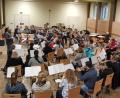 Bild: bph
Was dieses Wochenende so beliebt macht, dürfte auch auf das „gute Händchen“ von Dirigent Anton Lottner (links) zurückzuführen sein, der bei der Auswahl neuer Stücke konzertanter Bläsermusik immer wieder den richtigen „Geschmack“ der Teilnehmer trifft.