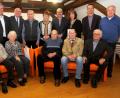 Bild: Hirsch
Die Schwandorfer Kolpingsfamilie ehrte treue Mitglieder. Das Bild zeigt stehend von links: Bernhard Eschenbecher, Hans Amann, Josef Söllner, Rosemarie Andree, Stefan Jäger, Renate Fenk, Stefan Duscher und Hans-Dieter Göring. Sitzend von links: Hans Duschner, Anna Duschnerm Siegfried Tropper, Bernhard Reindl und Adolf Wagner.