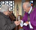 Bild: rgr
Pfarrer Hans Bayer (Bild) spendet ebenso wie Pfarrer Bernhard Müller während der Seniorenmesse in der Friedenskirche Grafenwöhr die Krankensallbung.