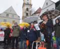 Bild: Kunz
"Hejo. stehn wir Hand in Hand, für ne bessre Zukunft hier im Land", singen Chöre um Herbert Schmid.
