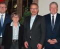 Bild: hka
Die Preisträgerin Irmgard Reisima-Renner umrahmt von (von links) Bürgermeister Michael Göth, Lions-Präsident Jörg Melchner und Landrat Richard Reisinger.