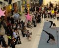 Bild: do
Der Besucheransturm beim Tag der offenen Tür am Gymnasium will kein Ende nehmen. Unser Bild zeigt die akrobatischen Übungen einer Schülergruppe.