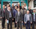 Bild: bkr
Die Delegation des Sängerkreises Nordoberpfalz vor dem Rathaus. Ihr Vorsitzender Georg Ebenhöch vorne, 6.v.l..