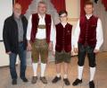 Bild: weu
Der musikalische Leiter Jürgen Lößl (rechts) übergab mit Vorstand Georg Bergschneider Urkunde und Nadel für die D1-Prüfung an Bastian Nagler. Bürgermeister Graßl (links) gratulierte dem jungen Musikanten.
