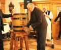 Bild: Dagmar Williamson, dwi
Beim zweiten Schlag fließt der Gerstensaft aus dem Holzfass: Brauer Alfred Gaisbauer (rechts) übernimmt den Anstich zum Jubiläum. Sichtlich erfreut über die Verantwortung seines Amtes ist Dritter Bürgermeister Josef Schmaußer.