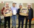 Bild: njn
Organisator Edi Bauer (links) und Feuerwehrvorsitzender Albert Vollath (rechts) mit den Gewinnern des Preisschafkopfes (von links) Roland Lochner, Matthias Fütterer und Bernhard Bauernfeind.