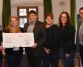 Bild: rgr
Beim USAREUR-Weihnachtskonzert zeigten sich die Zuhörer spendenfreudig. Der Elternbeirat der Mittelschule erhält so insgesamt 2500 Euro für Projekte, die den Kindern zugute kommen. Die Freude darüber ist bei Organisatoren und Empfängern – (von links) Colonel William Glaser, Melanie Richter, Bürgermeister Edgar Knobloch, Susanne Schnabel, Michaela Keck-Neidull und Rektor Thomas Schmidt – gleichermaßen groß.