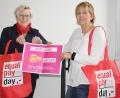 Bild: exb
Helga Forster, Gleichstellungsbeauftragte des Landkreises Schwandorf (rechts), und Dorothea Seitz-Dobler, Beauftragte für Chancengleichheit am Arbeitsmarkt der Agentur für Arbeit Schwandorf, weisen auf beachtliche Lohnunterschiede zwischen Männern und Frauen hin.