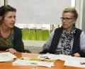 Bild: Petra Hartl
Catherine Dill (links) und Beate Mastel (rechts) machen kräftig Werbung für die Aktion „Amberg engagiert – für Insekten“. Sie soll unsere Stadt zum Blühen bringen.