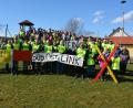 Bild: jr
Gekleidet mit Gelben Westen protestierten am Sonntagnachmittag die Rosenbühler gegen den künftigen Verlauf der Stromtrassen. Ortssprecherin Melanie Männer (hinter dem roten Plakat) hatte die Aktion organisiert.