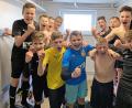 Bild: lst
Jubel in der Kabine: Die C-Junioren des FC Amberg feierten am Samstag in der Bayernliga Süd den ersten Saisonsieg.