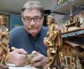 Bild: Gabi Schönberger
Josef Hierold aus Pirk handelt mit Krippenfiguren. Er weiß, woran man den Vater Jesu als Figur erkennt.