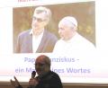 Bild: ld
Mit Pfarrer Günther Vogl aus Wunsiedel konnte ein erfahrener Moderator für das Filmgespräch über "Papst Franziskus - Mann seiner Worte" gefunden werden.