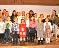Bild: es
Barbara Nutz, Leiterin der Städtischen Musikschule Neunburg vorm Wald (rechts), erfreute mit Sylvia Felgenhauer (Klavier, Querflöte) , hinten,Mitte, und Matthias Rauscher (Gitarre ), hinten, links, beim Vorspielabend im Pfarrheim die vielen Besucher rmit Liedern und Intrumentalstücken der Mssikschüler.
