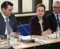 Bild: Hösamer
Regina Hildwein (Mitte) gibt nach 20 Jahren die Leitung des Kreisjugendamts ab und geht in Ruhestand. Landrat Thomas Ebeling (links) dankte ihr im Namen des Jugendhilfeausschusses. Als Nachfolger Hildweins ist ihr bisheriger Stellvertreter Martin Rothut (rechts) im Gespräch.