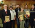 Bild: sl
Kreisrat Karl Meier gratuliert den Geehrten Franz Lingl und Rita Lingl (von rechts) sowie Gernot Einöder (links) und zweiter Vorsitzender Dominik und Neumitglied Jörg Pickelmann (Zweiter und Dritter von links) schloßen sich an.