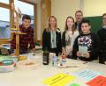 Bild: Hirsch
Lehrerin Katrin Dietl (Zweite von links) und Direktor Stefan Neumeier (Mitte) erwarteten die Schüler in den Räumen der Fachschaft Betriebswirtschaftslehre/Rechnungswesen.