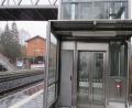 Bild: ang
Die Fahrstühle zu beiden Seiten des Bahnhaltepunkts Reuth sehen zwar fertig aus. Für den Termin, wann sie endlich in Betrieb genommen werden, ist bei der Bahn anscheinend niemand verantwortlich . Bild: ang
