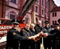 Bild: arw
Auf ein gute Fest stoßen Kommandant André Stessmann, die Bürgermeister Karlheinz Budnik und Heinrich Maier, Landrat Andreas Meier, Helmut Staratschek, Michael Spranger und Christian Münchmeier (von links) an.