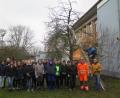 Bild: jzk
OGV Vorsitzender Josef Häckl (auf der Leiter), Florian Frank (Zweiter von rechts) und Katharina Hage (Dritte von rechts) standen den Achtklässlern beim Obstbaumschnitt im Schulgarten mit Rat und Tat zur Seite.