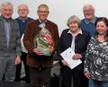 Bild: Dobmeier
Das Leitungsgremium der Deutschen Rheumaliga Arbeitsgemeinschaft Weiden-Neustadt um Vorsitzende Marion Happach (Dritte von rechts) dankte Dr. Manfred Hausel mit einem Geschenkkorb für den Fachvortrag „Gehen wir täglich sorgsam miteinander um?“