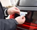 Bild: exb
Landrat Andreas Meiers Dienstfahrzeug ist ab sofort auch „Für immer NEW“. Karl Lukas und Max Kallmeier von der Zulassungsstelle verteilen künftig die Aufkleber samt Info-Foldern.