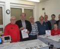 Bild: wrt
Vorsitzender Robert Beer (links) gratuliert den Geehrten der Modelleisenbahnfreunde.