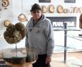 Bild: heb
Gerhard Spitzl hat mit dem Baumpilz mit über 40 Zentimeter Durchmesser einen besonderen Fund gemacht. Präsentiert hat er das Paradestück auf einem aus Baumstämmen selbstgebauten Tisch.